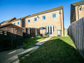 Broughton House with Free Parking, Garden & Smart TV with Netflix by Yoko Property