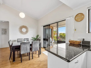 Quaint 2-bed Beach Abode With Ocean Views
