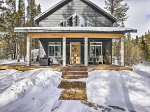 1 Mi to St Marys Glacier Trail: Modern Mtn Cabin!