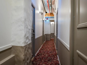 Отель Three Crowns Residents