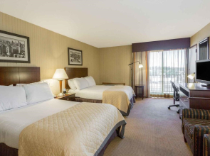 Wyndham Garden Hotel Newark Airport