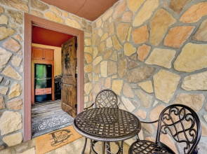 Blissful Broken Bow Studio: Fire Pit & Jacuzzi Tub
