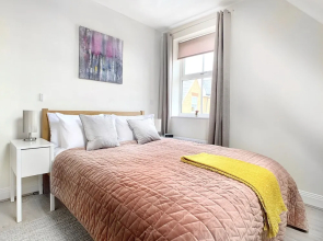 Greenwich Court - Modern Windsor 1 bed flat, with gated allocated parking.