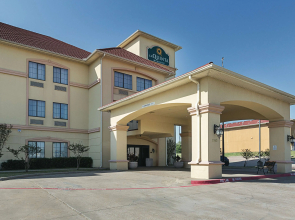La Quinta Inn & Suites by Wyndham Alvarado