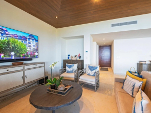 Sunny Vacation Villa 83