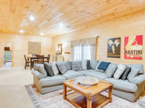 Luxury Cabin w/ Deck < 5 Miles to Sapphire Valley!