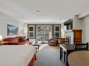 SPACIOUS Studio | Ski In/Out | Pool & Hot Tubs | in the Heart of PANORAMA RESORT