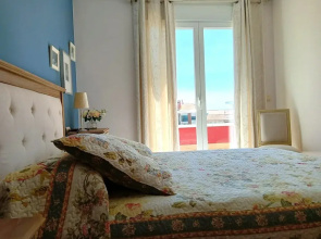 3 Bed Flat - Sleeps 6 - Pool - Garden - Parking