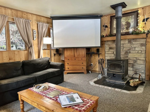Bear Paw 2 Bedroom Home by NW Comfy Cabins by RedAwning