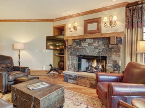 Luxurious 2 Bedroom0 Feet From The Slopes! Condo by RedAwning