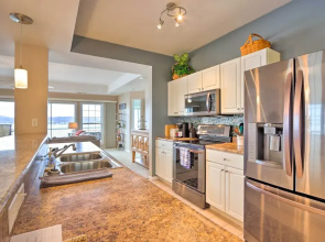 Lake Ozark Waterfront Condo w/ Access to 2 Pools
