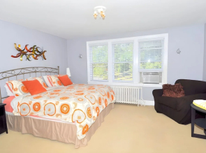 Aunt Beas Bungalow - Right in Town!