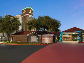 La Quinta Inn & Suites by Wyndham Dallas Arlington South