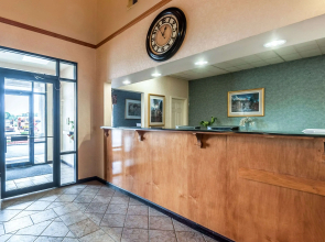 Econo Lodge Inn & Suites
