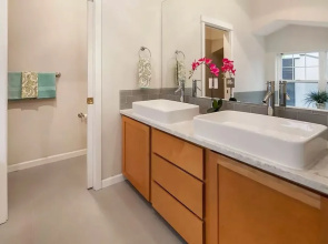 Seattle Vacation Home: The Gallery