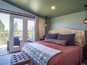 3 Bedroom: Coal Box Beautiful Unique Home Close to Slopes