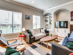 Stylish Three-story Oak Lawn House