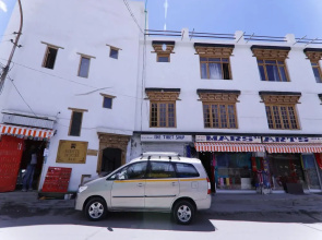 OYO 40939 White House Bnb