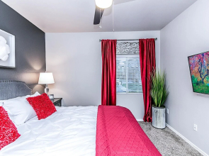 Executive King, Close to Shops, Dining, Golf w Parking 1064