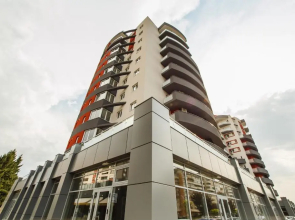 Spacious & Bright 2 bedroom Central Apartment
