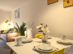 Central, Stylish 2-bed Apartment, with allocated parking