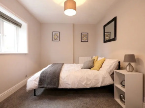 Spacious 2 Bedroom Cosy Apartment - Close to Station!
