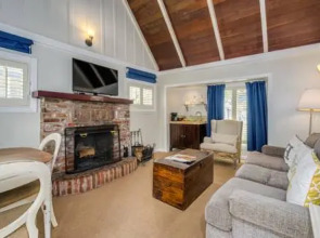 Lamp Lighter Inn & Sunset House Suites