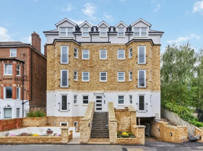 Deluxe 2-BR Saarb Apartment Leatherhead