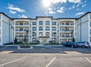 Comfortable home with balcony near Universal Parks