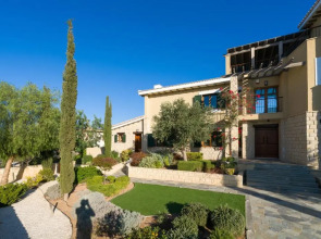 5 bedroom Villa Rio with large private pool and hot tub, Aphrodite Hills Resort