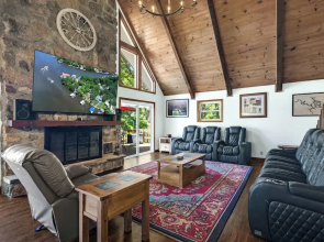 Boondock Bliss - Lakefront, Private Dock Sleeps 15!