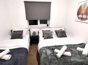 Modern 3 BR House for Contractors