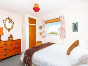 Lorenzen Bay Bungalow - Raglan Holiday Home