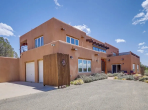 Casa al Reves Pueblo-style House With Views!