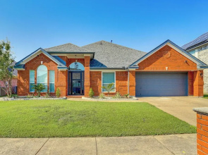2 Living Areas, Fireplace! Gem 11 Mi to Fort Worth