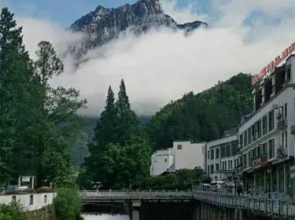 Linxi Yilou Hostel(临溪精品酒店（黄山风景区店）)