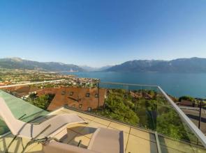 Modern 4BD Duplex in Chardonne with Lake View by GuestLee