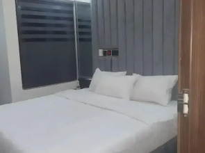 Q Nuts Lounge And Suites