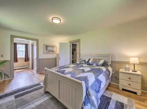 Cozy Colonial Home w/ Bay Access & Water View