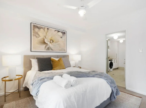 Perfect Location 2BR 1bth - Beckenham