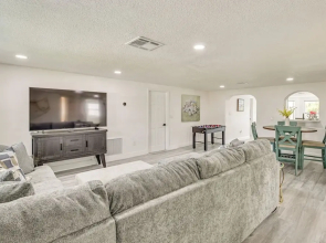 Canal-front Holiday Home Near Beach: Swim & Paddle
