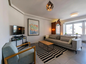 Modern Apartment with Free Parking