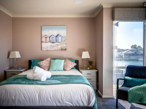 Mandurah Canal Beach House- 5 Mins Beach, Golf Course, City Centre, Parks