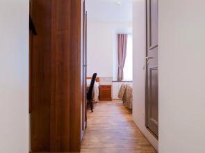 Отель Three Crowns Residents