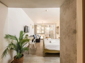 Beachfront w SeaView In a beautiful bldg