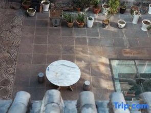 Yilongge Homestay (Dali Erhai Caicun Longkan Wharf Branch)