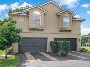 Spacious Townhome, 10 min to the Beach, Dogs OK!