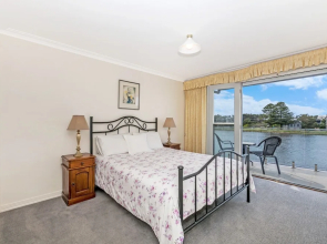 River Charm Apartment