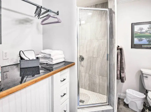 Updated Williamstown Apartment With Kitchen!
