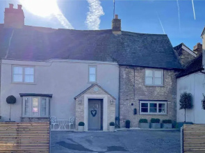 Cottage on High Street, own Parking and EV Charger